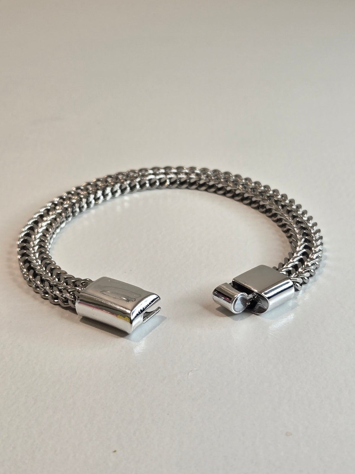 Silver chain bracelet on a light gray background_ZoharasVogue