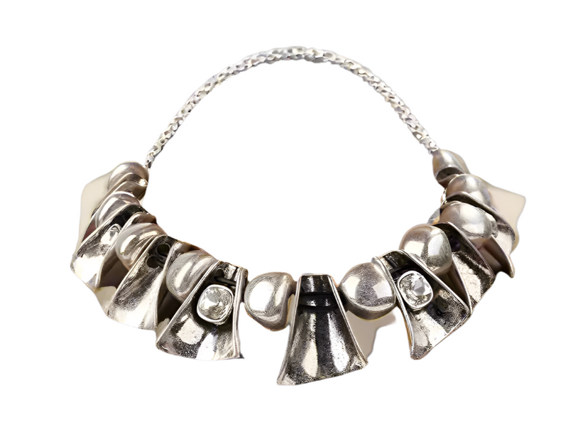 Valencia Exquisite Metal Flower Necklace - Bold vintage choker with stainless steel floral pendant for parties and elegant occasions