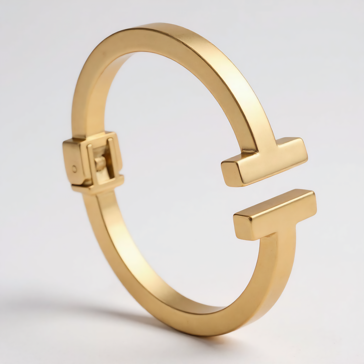 Vintage Script Bangle – 18k gold plated stainless steel cuff featuring a flower cross and customizable letter engraving. Rust-proof, adjustable, and durable with lasting shine. Perfect for everyday wear or as a gift, includes velvet pouch and care card.