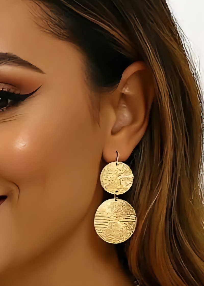 boho charm with modern sophistication. Crafted with pure iron and finished with platinum plating, this set features delicately textured circular discs that catch the light from every angle. 