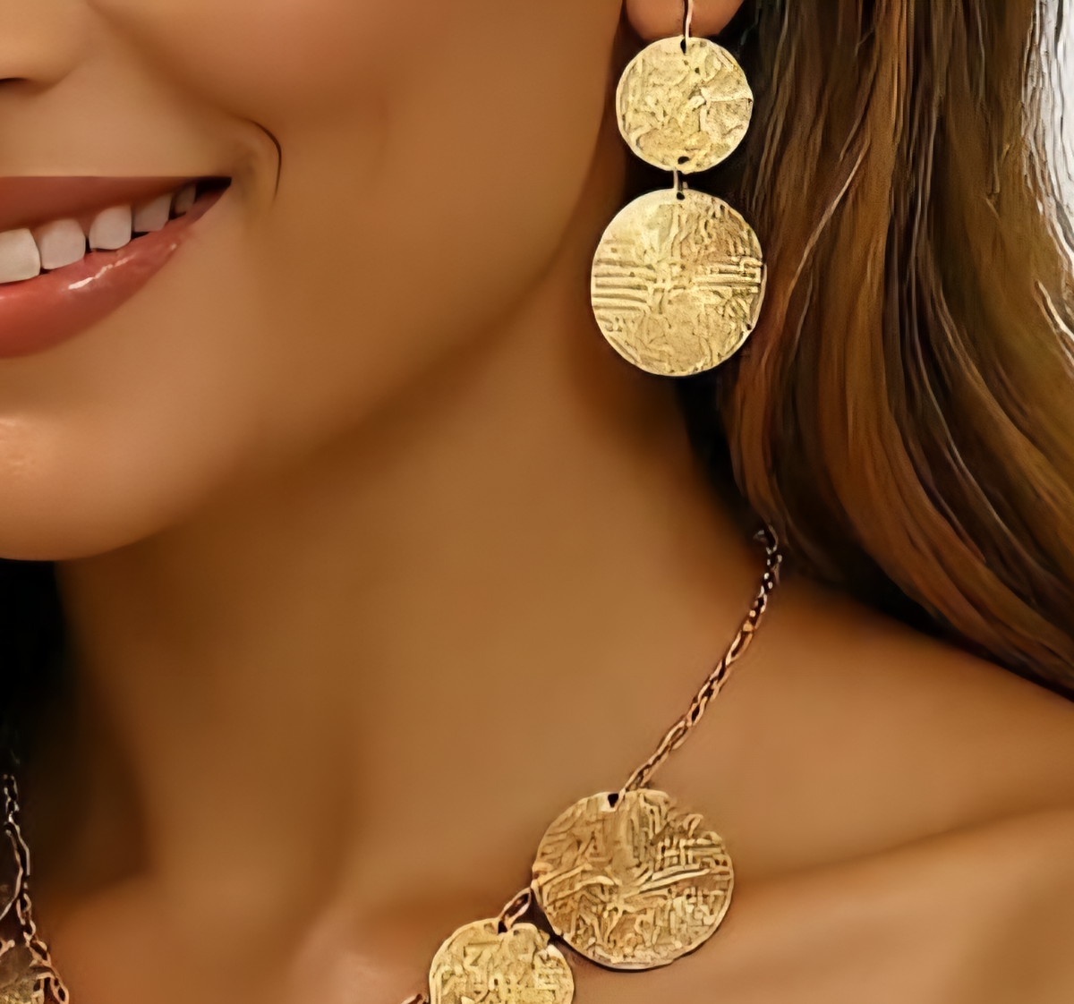 boho charm with modern sophistication. Crafted with pure iron and finished with platinum plating, this set features delicately textured circular discs that catch the light from every angle. 